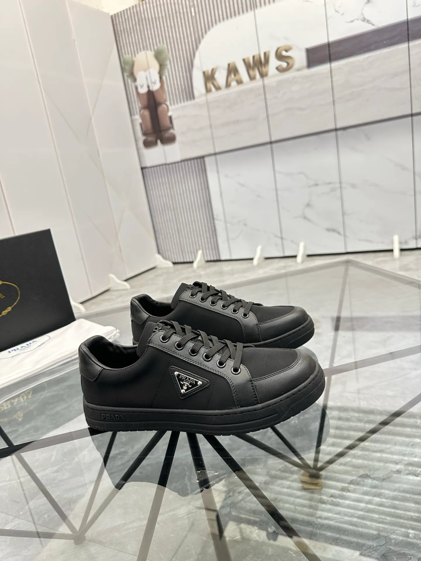 Men's shoes: 💰P400¥ Product trademark: Prada *"Prada*" low-top casual shoes Regular size: 38-44 (can be customized to 45) Product materials: imported cowhide leather upper spliced ​​with original fabric, sheepskin lining, original outsole. Number: 020